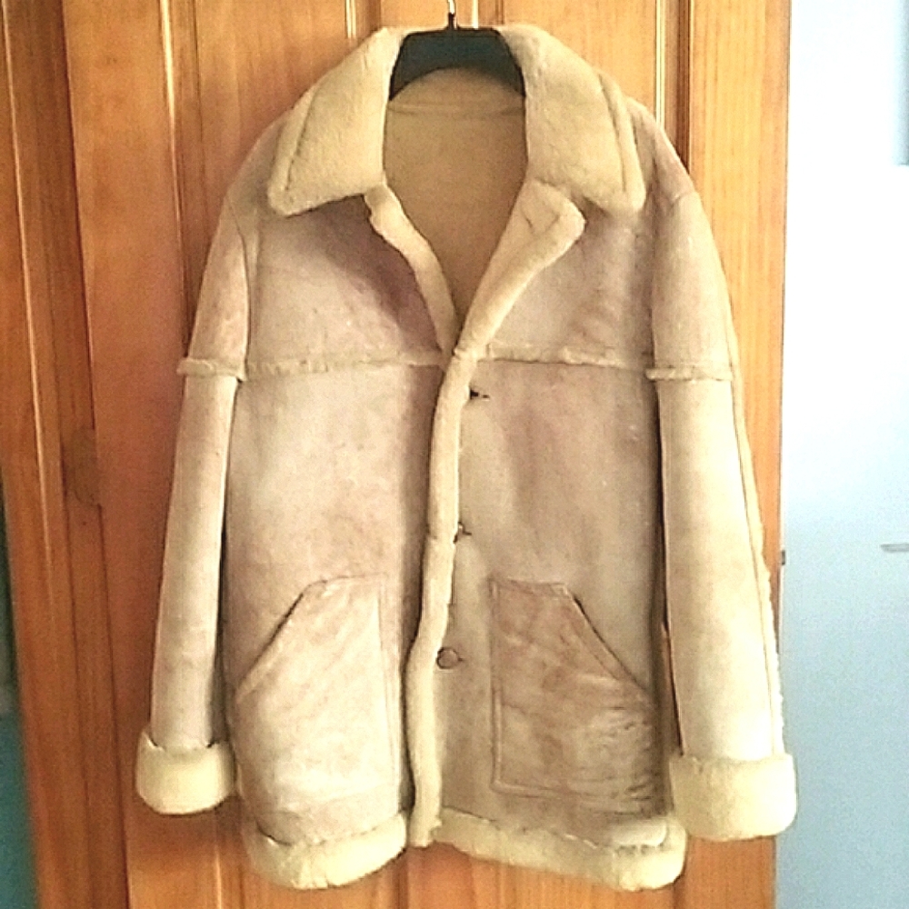 ..PLUSH  SHEEPSKIN..     COAT  ...  VINTAGE. ..MAKE A OFFER..
